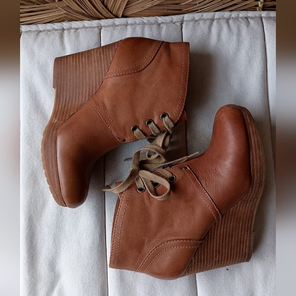 Lucky Brand Tan Leather Wedge Ankle Booties